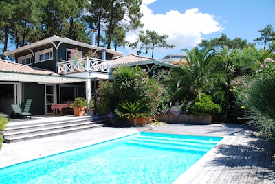 terrasse sud de la maison donnant sur la piscine