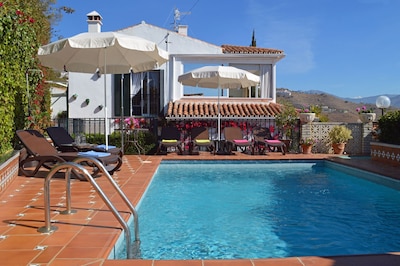 Magnífica villa de 4 dormitorios con vistas a la bulliciosa ciudad española de Almuñecar