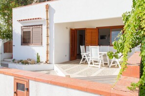 Foto terrazza attrezzata con tavolo e  sedie