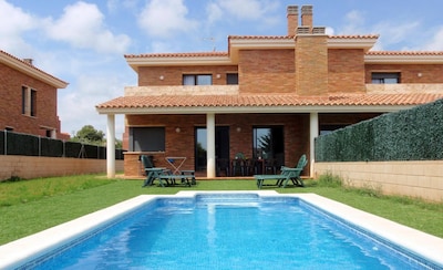 Family house with private swimming pool & Close beach