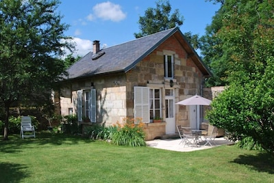 Haus mit Garten, in der mittelalterlichen Stadt, Burgunder