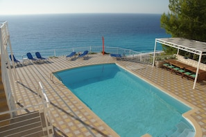 Pool and al fresco dining area