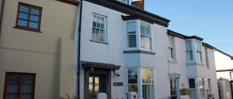 Seascape Cottage just 50 metres from the Estuary