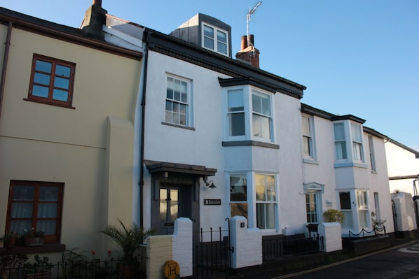 Seascape Cottage just 50 metres from the Estuary