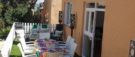 Terraza de la casa de 24m2 a 40 metros de distancia de la playa de la Fosca. 