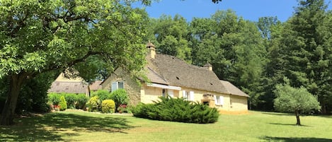 Ancien corps de ferme dans son écrin de verdure