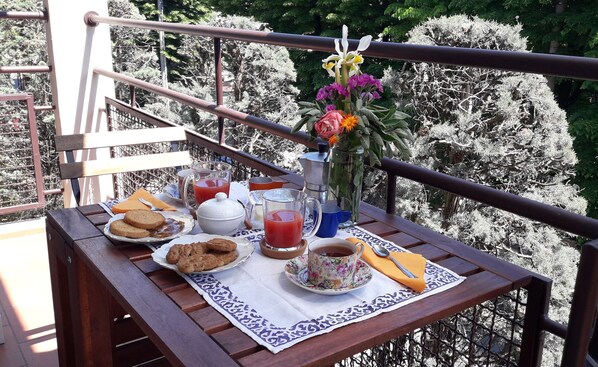 Il terrazzo per la colazione e il relax.
The terrace for breakfast and relax.