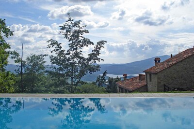 Villa Vallorsaia con piscina privada, vista al lago, sin vecinos