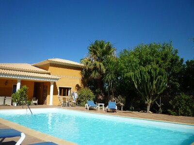  Villa de lujo con piscina climatizada privada y bañera de hidromasaje. 10/15 minutos de la costa 