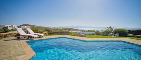 The pool and spectaular views of Paros Island