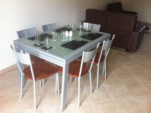 6 Seater (extendable to 10) Dining Table