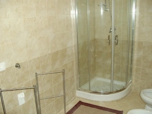 Bagno c / w bidet, doccia e WC