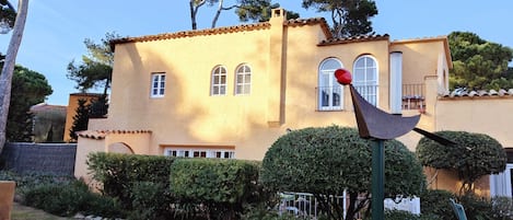 Fachada de la casa adosada de 90m2 a 30 metros de la playa de la Fosca.