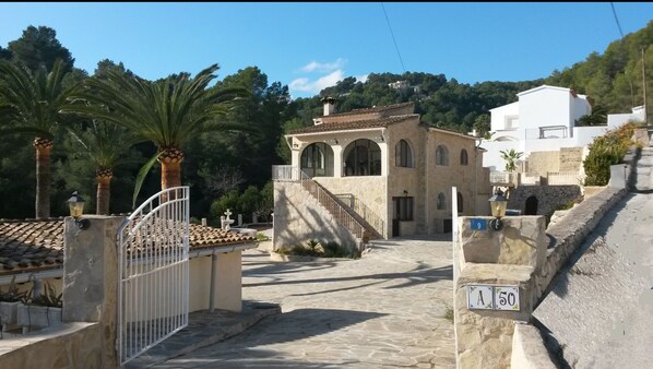 Entrance to the grounds of villa Pendulo