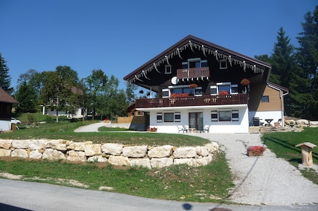 chalet coté sud et garage pour 2 voitures
au nord en arriĂšre plan