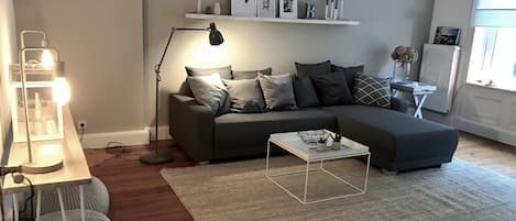 Großes Wohnzimmer mit Schlafsofa 