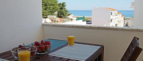 Balkon mit blick auf das Meer