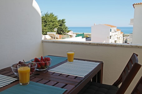 Balkon mit blick auf das Meer