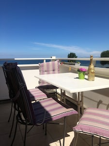 Panoramic views, 50m to the beach, unique feel-good atmosphere. Daily. Getting poss