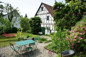 Biergarten und Sonnenliegen warten auf Sie :)