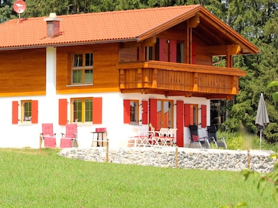 Large holiday home with an unobstructed view of the lake and the Alps, a boat and many other extras