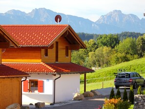 Schon beim Einparken die geniale Berg-/Seesicht genießen   