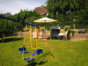 Garten mit Sitzecke und Schaukel