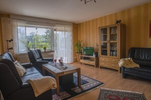 Wohnzimmer mit Zugang zum Balkon