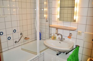 Bad mit Dusche und Badewanne