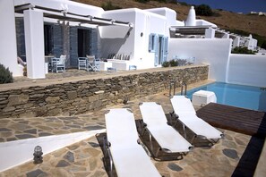 The veranda and the pool