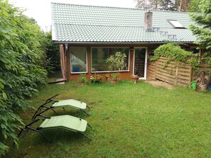 Garten mit Grill und Liegen
Ferienhaus Ahlrep
