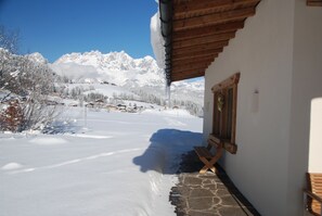 Sicht Richtung Norden mit Langlaufloipe und Wilder Kaiser