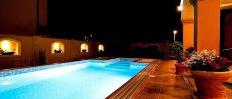 Swimmingpool at night