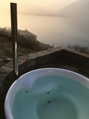 Outdoor spa tub