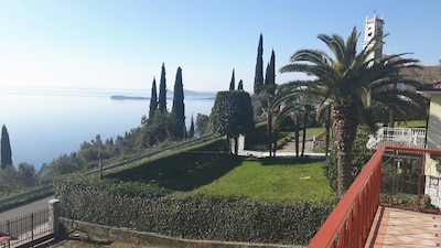 Villa romántica con una vista fantástica del lago de Garda.