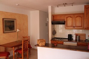 Küche durch Theke abgetrennt vom Wohnraum