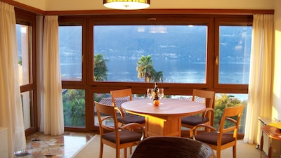 Vista panorámica del lago 180 ° - 3 habitaciones Apartamento Lago Maggiore balcón piscina playa tenis WiFi
