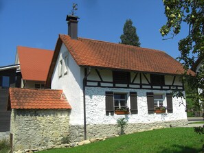 Seitenansicht der Ferienwohnung incl. kleinem Backhäuschen