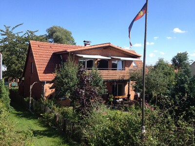 Sunny apartment right on the Elbe