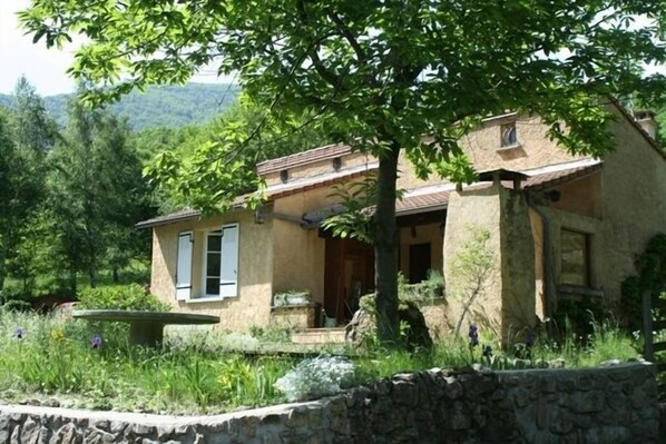 Haus von vorne, Frontterrasse mit Grill, Schlafzimmerfenster