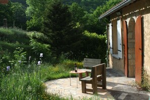 Kleine Terrasse hinter dem Haus, Sonne ab spätem Vormittag bis Abends