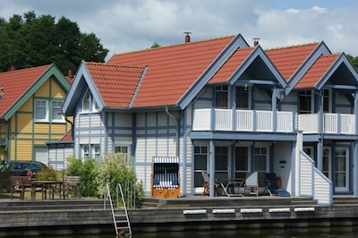 Casa de vacaciones con su propio remolque en barco en la localidad portuaria de Rheinsberg