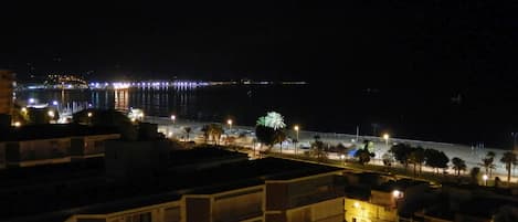 Vista nocturna del balcon