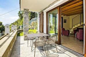 Ca. 12 m² große überdachte Sonneneckterrasse mi ...