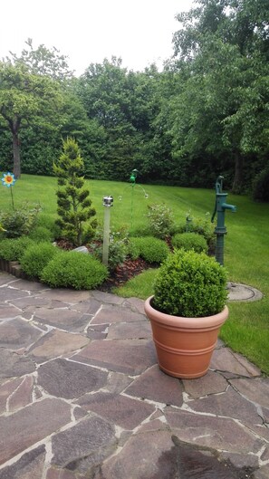 von unserer  Terrasse Blick in den Garten