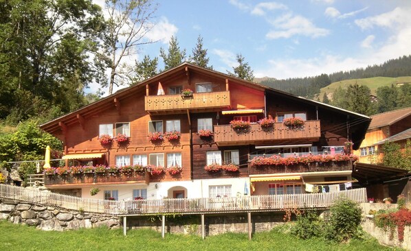 Willkommen in unserem Haus mit traumhaftem Ausblick auf Berge und Gletscher