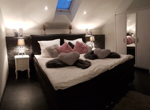 Schlafzimmer mit Boxspringbett
