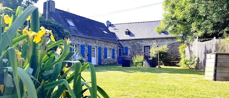En retrait de la route avec 300m de jardin non clos