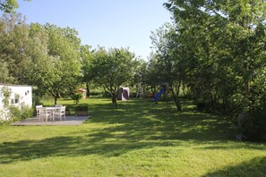 Der große Garten vom Deichgut - viel Platz zum Sonnen, Spielen und Relaxen.