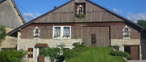 ancienne ferme comtoise
à gauche : le gîte